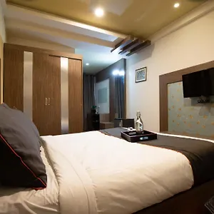 4* Hotel Super Collection O Golden Avenue